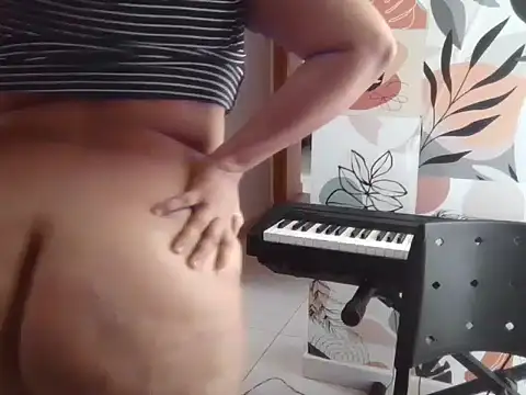 Snapshot of midsize_94 chatting on February 25, 3:32 pm midsize 94 online show from February 25, 3:32 pm