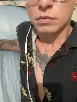 Snapshot of erickmoor2526 chatting on March 3, 2:50 am erickmoor2526 online show from March 3, 2:50 am