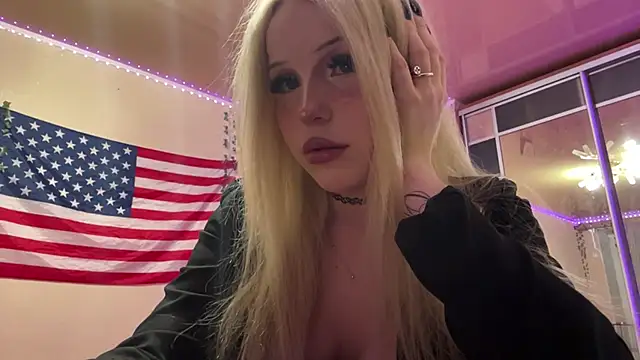 Mollywannatouch online show from March 4, 8:15 pm