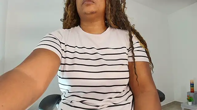 Snapshot of luxy_benet chatting on March 3, 6:41 am luxy benet online show from March 3, 6:41 am