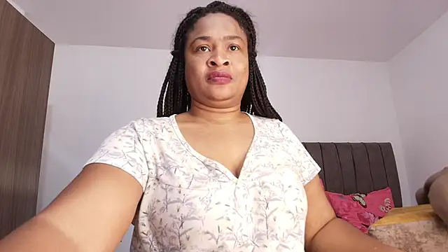 Snapshot of luxy_benet chatting on April 29, 9:21 pm luxy benet online show from April 29, 9:21 pm