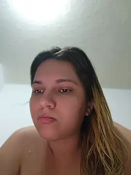 Snapshot of aurora_bela chatting on May 2, 8:41 am aurora bela online show from May 2, 8:41 am