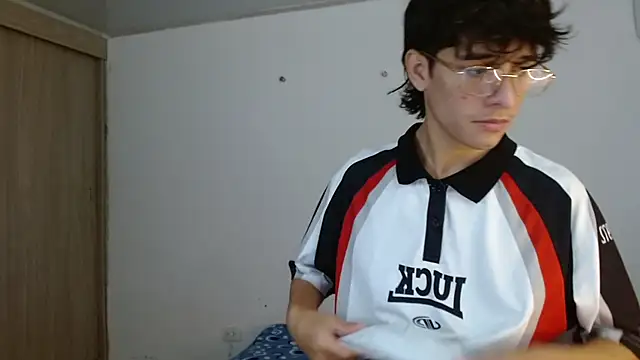 Snapshot of noah_millerx chatting on June 18, 7:51 pm noah millerx online show from June 18, 7:51 pm