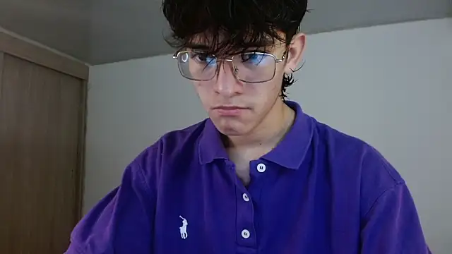 Snapshot of noah_millerx chatting on June 20, 8:11 pm noah millerx online show from June 20, 8:11 pm