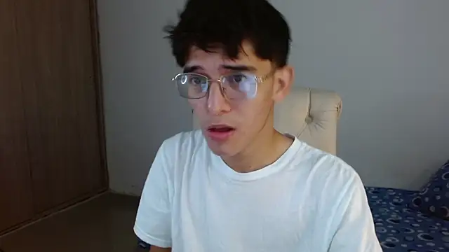 Snapshot of noah_millerx chatting on June 24, 7:35 pm noah millerx online show from June 24, 7:35 pm