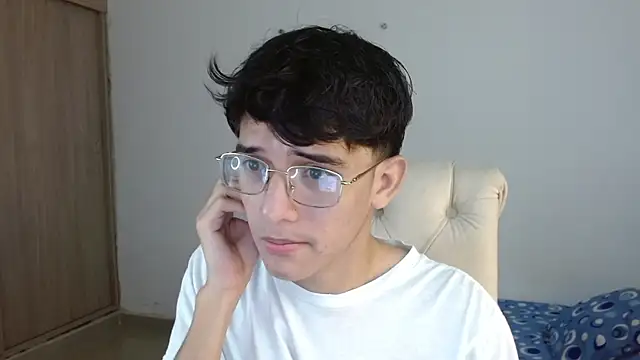 Snapshot of noah_millerx chatting on June 25, 8:02 pm noah millerx online show from June 25, 8:02 pm