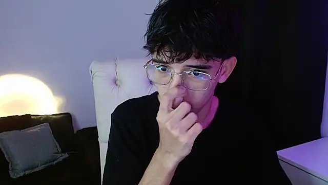 Snapshot of noah_millerx chatting on July 2, 9:10 pm noah millerx online show from July 2, 9:10 pm
