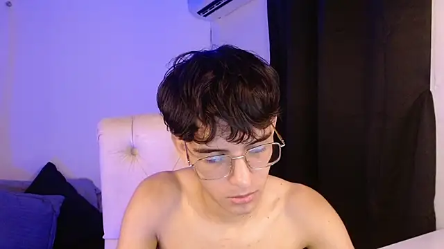 Snapshot of noah_millerx chatting on July 14, 2:05 am noah millerx online show from July 14, 2:05 am