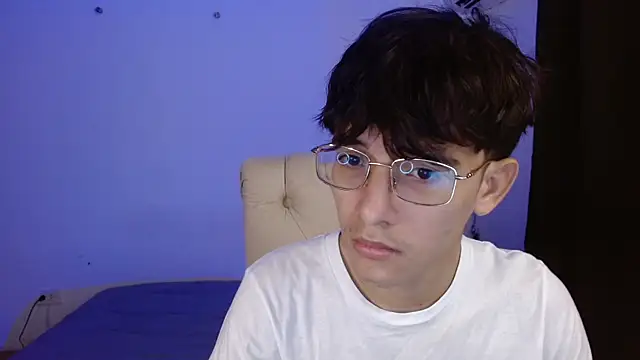 Snapshot of noah_millerx chatting on July 17, 8:35 pm noah millerx online show from July 17, 8:35 pm