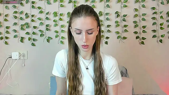 Snapshot of EllieRough chatting on June 18, 4:24 am EllieRough online show from June 18, 4:24 am