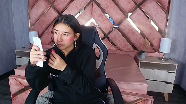 Snapshot of LilyRossi_ chatting on May 8, 1:27 pm LilyRossi online show from May 8, 1:27 pm