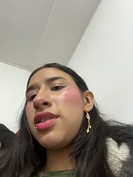 Snapshot of LilyRossi_ chatting on June 3, 2:33 pm LilyRossi online show from June 3, 2:33 pm