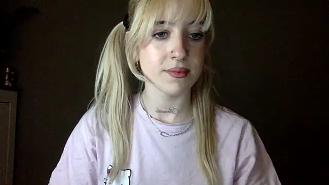 Snapshot of EmmyWet chatting on May 1, 4:44 pm EmmyWet online show from May 1, 4:44 pm