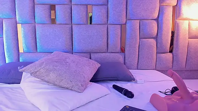 camilaa smith  online show from April 21, 7:50 pm