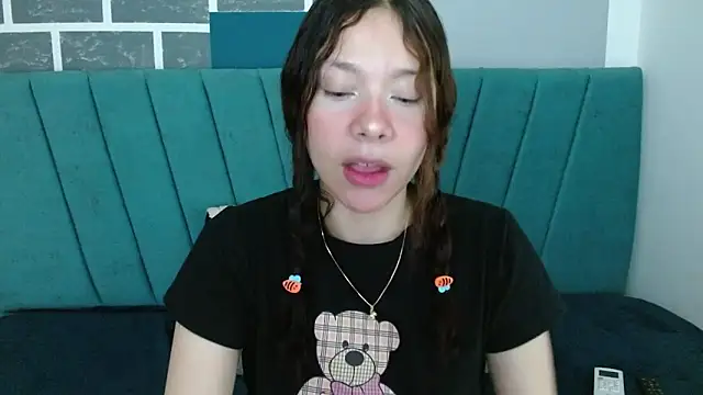 Snapshot of Sweet_kitty_05 chatting on March 2, 11:33 pm Sweet kitty 05 online show from March 2, 11:33 pm