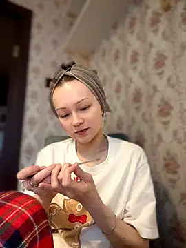 SadieSink  online show from April 12, 2:00 pm