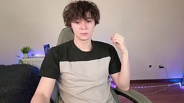 Snapshot of AnthonyCuutie chatting on June 14, 11:34 am AnthonyCuutie online show from June 14, 11:34 am
