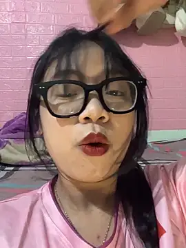 Snapshot of Leeeeiu chatting on May 1, 3:05 pm Leeeeiu online show from May 1, 3:05 pm
