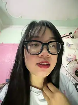 Snapshot of Leeeeiu chatting on June 28, 1:28 pm Leeeeiu online show from June 28, 1:28 pm