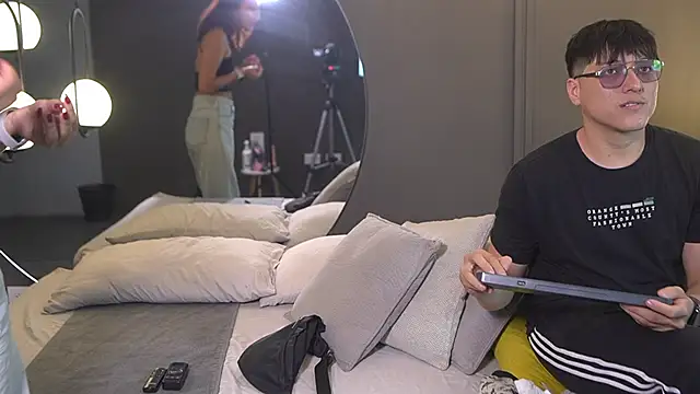 Mia and Belmonth online show from March 27, 6:51 pm