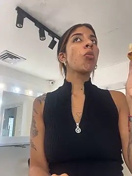 Snapshot of VioletaHills_ chatting on April 27, 2:37 pm VioletaHills online show from April 27, 2:37 pm