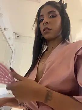 Snapshot of VioletaHills_ chatting on May 3, 12:33 pm VioletaHills online show from May 3, 12:33 pm
