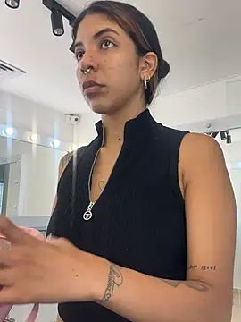 Snapshot of VioletaHills_ chatting on May 6, 12:32 pm VioletaHills online show from May 6, 12:32 pm