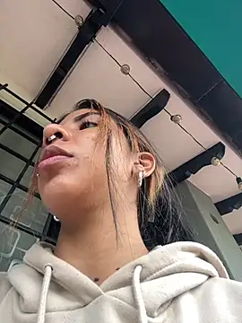 Snapshot of VioletaHills_ chatting on May 9, 11:59 am VioletaHills online show from May 9, 11:59 am
