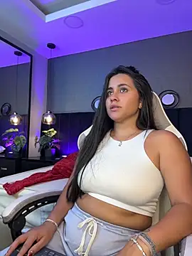 Snapshot of alejandra__garcia chatting on May 6, 3:35 am alejandra garcia online show from May 6, 3:35 am