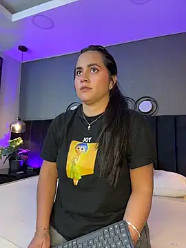Snapshot of alejandra__garcia chatting on May 7, 3:23 am alejandra garcia online show from May 7, 3:23 am