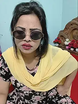 Snapshot of Beauty-3 chatting on June 18, 8:13 pm Beauty-3 online show from June 18, 8:13 pm