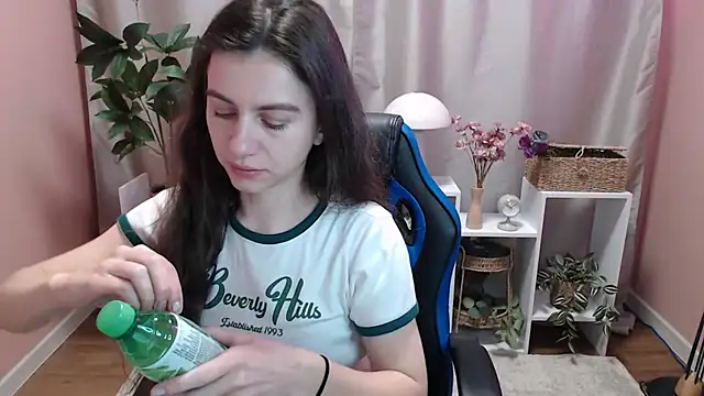 Snapshot of MistyBree chatting on April 24, 8:06 am MistyBree online show from April 24, 8:06 am