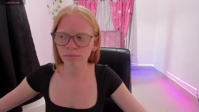 Albingirl online show from April 8, 8:20 pm