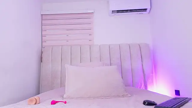 Snapshot of sofi_velezz chatting on March 3, 12:11 pm sofi velezz online show from March 3, 12:11 pm