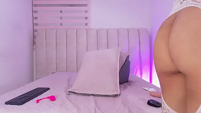 sofi velezz online show from March 15, 12:00 pm