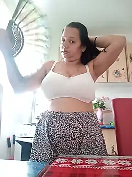Snapshot of roxana_e43 chatting on June 25, 3:49 pm roxana e43 online show from June 25, 3:49 pm