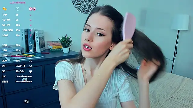 OdiIiaChavarria online show from April 15, 1:07 pm