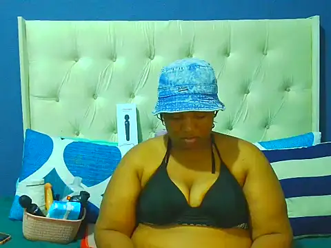 Snapshot of Cuddle_Zee chatting on March 1, 9:39 pm Cuddle Zee online show from March 1, 9:39 pm