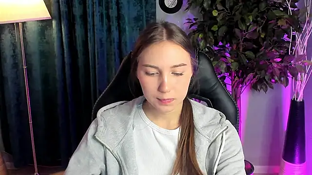 Snapshot of OliviaLang chatting on March 23, 11:14 am OliviaLang online show from March 23, 11:14 am