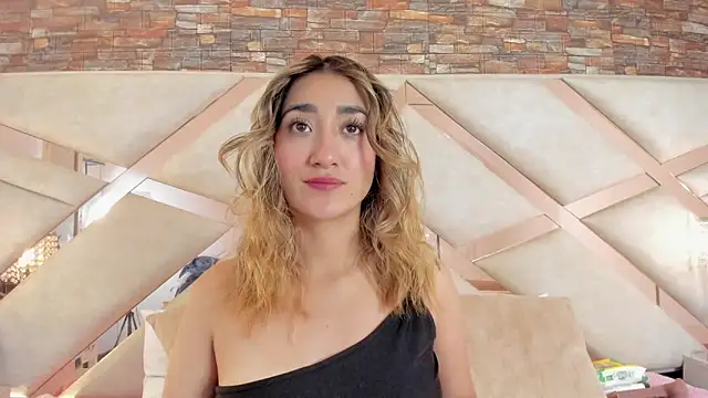 Snapshot of lucy_davies chatting on June 1, 11:45 am lucy davies online show from June 1, 11:45 am