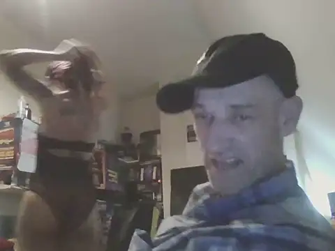 DOUBLETROUBLE7773 online show from April 27, 1:47 am