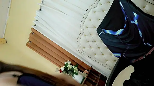 Snapshot of Seductive_sophie chatting on May 4, 3:35 am Seductive sophie online show from May 4, 3:35 am