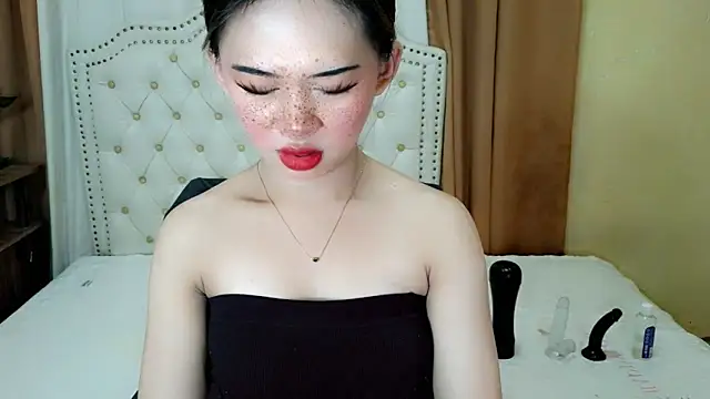 Snapshot of Seductive_sophie chatting on June 9, 2:23 am Seductive sophie online show from June 9, 2:23 am