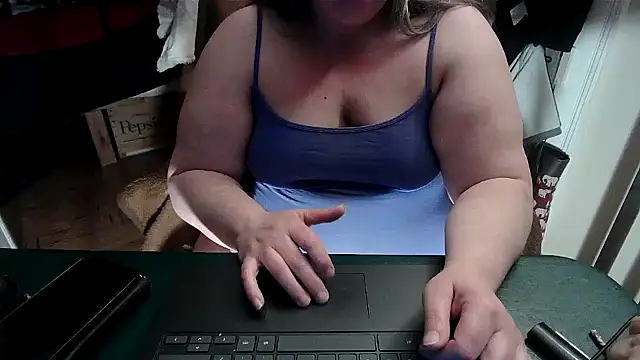 Snapshot of smalltowntrouble chatting on April 14, 1:22 am smalltowntrouble online show from April 14, 1:22 am
