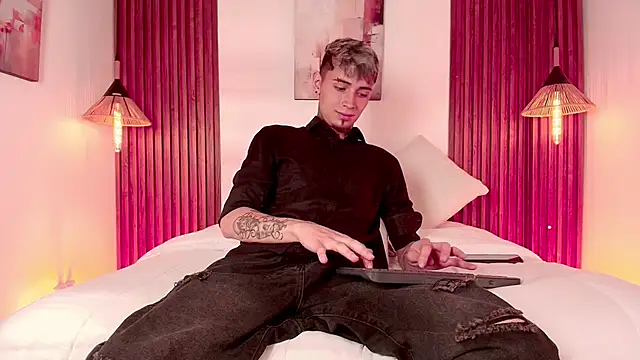 Max Hader  online show from March 9, 3:10 am