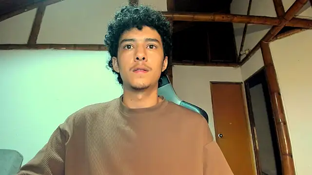 Snapshot of santi_young_twink chatting on March 3, 5:02 am santi young twink online show from March 3, 5:02 am