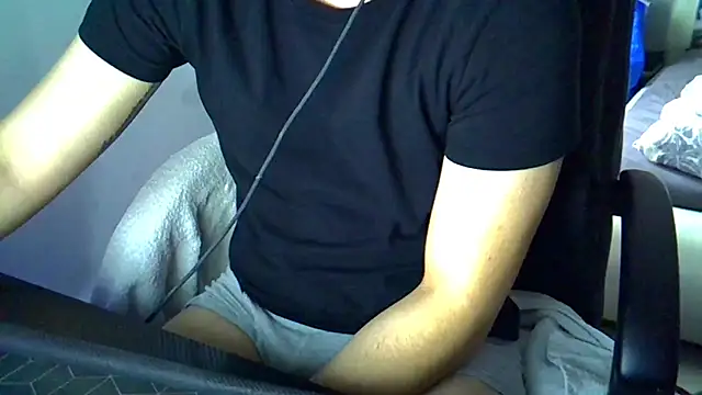 Snapshot of freklogas chatting on April 23, 1:46 pm freklogas online show from April 23, 1:46 pm