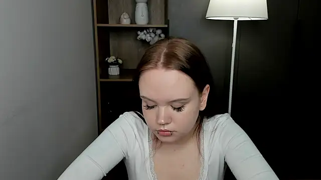 Snapshot of LeahAllsop chatting on March 3, 8:42 am LeahAllsop online show from March 3, 8:42 am