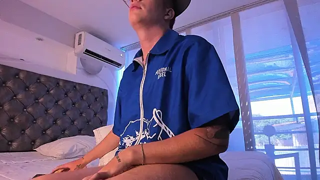 Snapshot of TommyValentine chatting on March 16, 6:56 pm TommyValentine online show from March 16, 6:56 pm