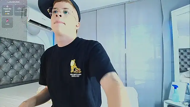 Snapshot of TommyValentine chatting on March 18, 10:57 pm TommyValentine online show from March 18, 10:57 pm